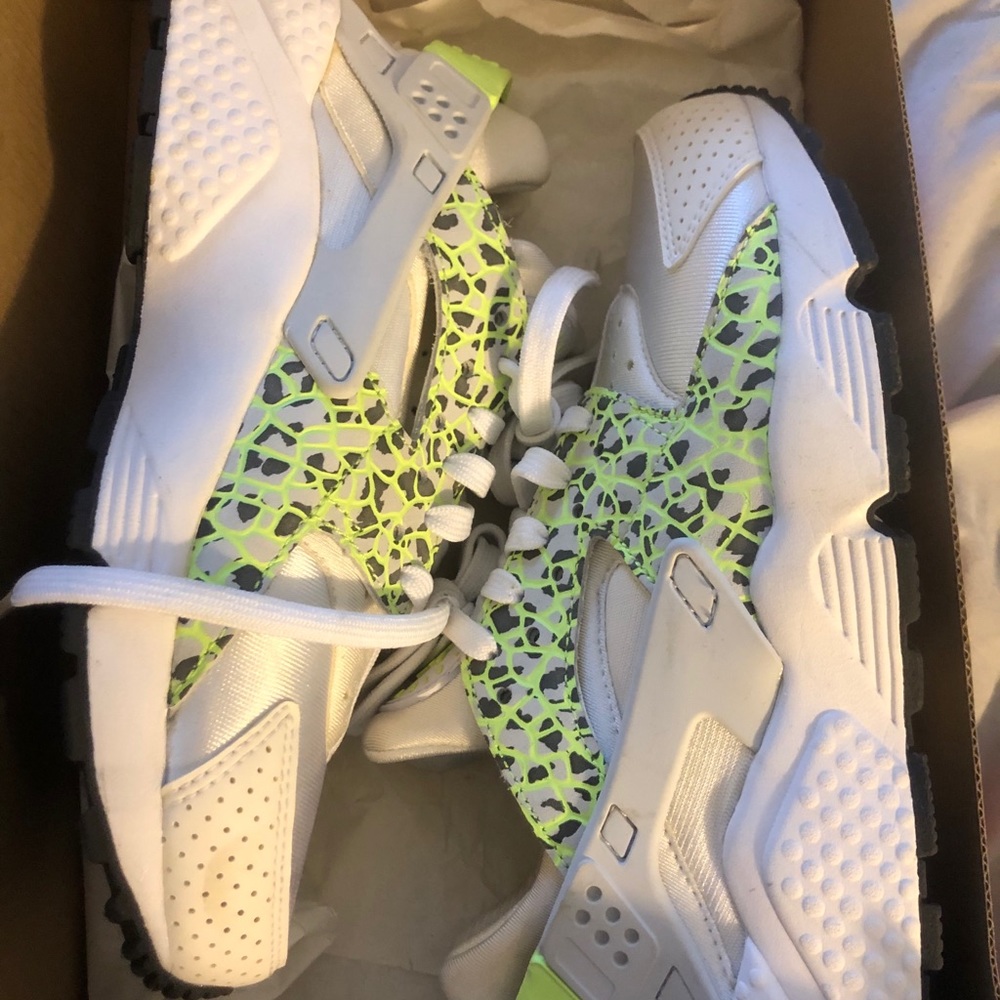 Nike Women huarache running shoes